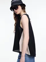 Top sin mangas color beige, confeccionado en lino, con escote en V y calce amplio. Presenta laterales en color blanco.