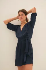 Vestido corto azul marino de manga 3/4, con escote en V cruzado y lazo en la cintura.