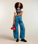 Pantalón de jeans celeste, corte barrel, con cintura con trabillas, cierre con botón y cremallera, bolsillos delanteros y traseros, y recortes en las rodillas y bajo. Confeccionado con algodón BCI más sostenible.