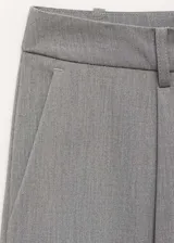 Pantalón de vestir gris con pinzas, tiro medio, diseño recto y largo.