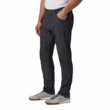 Pantalón de vestir negro, de corte recto, con bolsillos laterales y traseros. Se ajusta a la cintura con cinturón de cuero marrón.