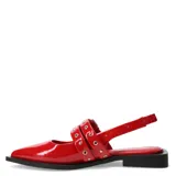 Zapatos de charol rojos con punta fina, tiras sobre el empeine con hebillas plateadas y elástico en la tira trasera.