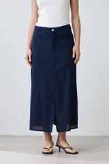 Falda midi azul marino de corte recto con tajo lateral y bolsillos delanteros.