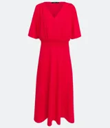 Vestido midi rojo de malla texturizada con escote en pico, manga corta y cintura elástica. Marca Cortelle.