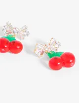 Aros colgantes con forma de cerezas rojas con hojas verdes y moño de strass.