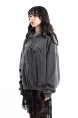 Campera gris de algodón con cierre frontal, capucha y bolsillos tipo canguro. Tiene costuras a la vista, remaches y bordado.
