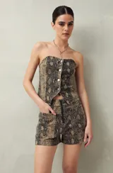 Short de tiro medio con estampado animal print, cierre frontal con cremallera y bolsillos delanteros.