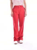 Pantalón de jean recto color rojo con bolsillos laterales.