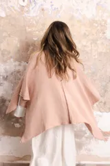 Saco tipo poncho color salmón, tejido en algodón, de silueta oversize y mangas 3/4 caídas.