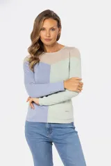 Buzo tejido de algodón con diseño combinado en bloques de color: beige en la parte superior, azul en la parte inferior izquierda y verde en la parte inferior derecha.