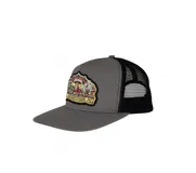 Gorro gris con visera y paneles frontales rígidos, paneles traseros de malla negra y parche frontal con logo de Santa Cruz y calaveras.