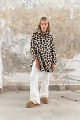 Canguro oversize con capucha, de tela suave con estampado animal print en tonos azul, negro y blanco.