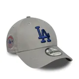 Gorro New Era modelo 9FORTY ajustable, color gris oscuro, con el logo de Los Angeles Dodgers bordado en azul en el frente. Presenta un parche lateral conmemorativo de la National League de 1958.
