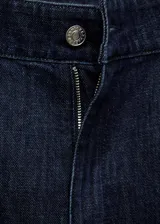 Pantalón de jean azul oscuro de corte wide leg, tiro medio, con pinzas delanteras y bolsillos laterales.