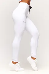 Calza deportiva negra de tiro alto con cordón ajustable en la cintura y logo estampado en la pierna.