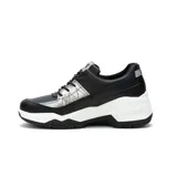 Zapatillas urbanas negras con detalles plateados y suela chunky blanca.