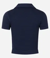 Blusa cropped de poliamida seamless color negro, con mangas cortas, textura waffle y cuello polo.