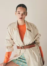 Cinturón negro de cuero con hebilla circular dorada.