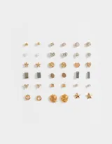 Set de 18 pares de aros con distintos diseños: strass, perlas y metal dorado.