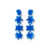 Aros color azul con diseño de estrellas, de 8 cm de largo.