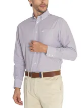 Camisa de hombre celeste a rayas verticales azules, de corte regular, con cuello abotonado, bolsillo en el pecho con logo bordado y mangas largas con puños abotonados.