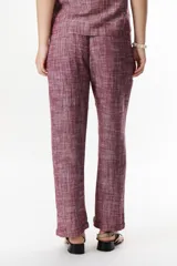 Pantalón de vestir azul con corte recto y bolsillos laterales.