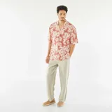 Camisa de manga corta con cuello cubano y estampado floral.