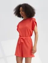 Short color rojo con textura arrugada y lazo en la cintura.