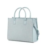 Cartera tipo shopper grande color celeste, confeccionada en rafia y cuero sintético. Tiene doble asa de mano, correa bandolera regulable y cierre superior. El interior está forrado en tela de algodón y poliéster, y cuenta con un bolsillo con cierre y dos bolsillos abiertos.