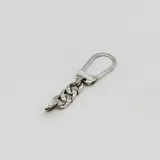 Llavero de plata 925 con gancho tipo mosquetón y cadena de eslabones gruesos.