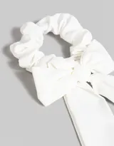 Scrunchie negro con moño de tela.