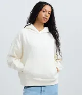 Buzo femenino color blanco crema, confeccionado en algodón y poliéster, con capucha estructurada, bolsillo canguro delantero y puños acanalados.