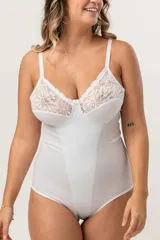 Body modelador blanco de alta contención, sin aro, con breteles elásticos regulables y broches en entrepierna.