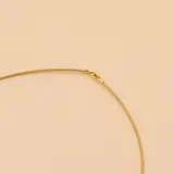 Gargantilla fina de oro amarillo 9k con diseño trenzado.