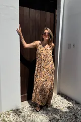 Vestido largo color camel con estampado abstracto en negro, blanco y rosa.