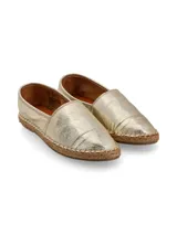 Alpargatas doradas de cuero con suela de yute.