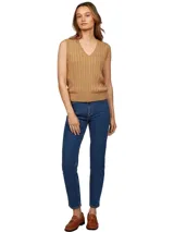Jean azul de denim elástico de algodón, corte ajustado, talle alto, pierna recta y largo tobillero.