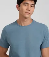 Remera de algodón blanca de corte slim, con cuello redondo, mangas cortas y textura acanalada.