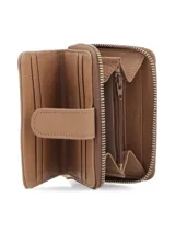Billetera doble de cuero vacuno color gris metalizado, con cierre metálico y manija muñequera de cuero. Interior con múltiples ranuras para tarjetas y bolsillo monedero con cierre.
