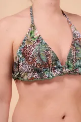 Top de bikini con estampado geométrico multicolor, corte triangular, tiras finas para atar en cuello y espalda, detalle de volados en el borde inferior y bolsillo interno para colocar almohadillas. Confeccionado con tela que contiene fibra LYCRA® XTRA LIFE™.