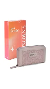 Billetera mediana color beige con textura croco, cierre alrededor y logo Lincoln's.