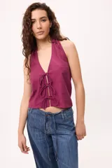 Chaleco azul con escote halter y tiras en el frente para regular.