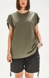 Remerón verde militar de corte oversize con hombros caídos y cuello redondo.