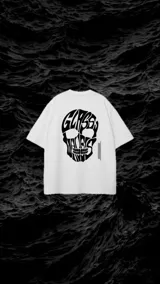 Remerón blanco de corte holgado con estampado de una calavera formada por letras y líneas negras.