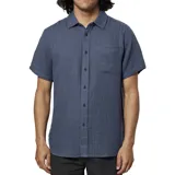 Camisa de manga corta azul con botones marrones y bolsillo en el pecho.