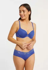 Soutien de lycra color azul con aro y copa con forma, marca Montelle. Breteles fijos con largo regulable.