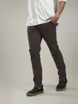 Pantalón de algodón color marrón, de corte recto y tiro medio.