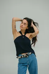 Blusa azul marino de crepe fluido con escote halter y nudo en el cuello.