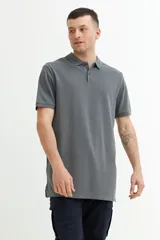 Remera polo gris de manga corta con cuello clásico y tapeta de dos botones.