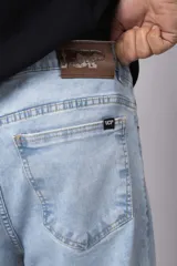 Pantalón de jean gris oscuro, de corte recto, con bolsillos delanteros y traseros.